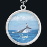 Collar Plateado Maui Hawaii Ocean Whale Tail<br><div class="desc">Maui Hawaii Ocean Whale Tail Whale submarinismo con cola saliendo del agua del océano. La hermosa isla de Maui al fondo.</div>