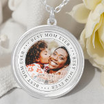 Collar Plateado Mejor foto simple de mamá de todos los tiempos<br><div class="desc">Este diseño simple y clásico está compuesto por tipografía de la síspera y agrega una foto personalizado.</div>