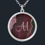 Collar Plateado Moda Borgoña Purpurina de oro Agate Personalizado<br><div class="desc">Este elegante neckalce personalizado cuenta con un fondo de ágata color burdeos y rosa rosa, acentuado por un falso purpurina de oro. Personaliza tu caligrafía inicial de escritura dorada con letras a mano con tu nombre arriba. Un regalo único para el cumpleaños, las vacaciones y cualquier ocasión especial. Diseñado sólo...</div>