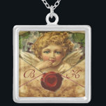 COLLAR PLATEADO MONOGRAM DEL PARCHE DE SELLO DE CERRAMIENTOS DE CE<br><div class="desc">Elegante,  clásico y elegante diseño con cupido romántico,  foca de cera roja,  corazón y flecha en un antiguo pergamino marrón adecuado para románticos compromisos,  bodas,  navidades,  vacaciones,  uso familiar o profesional.</div>