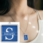 Collar Plateado Monograma blanco personalizado Nombre inicial Cuad<br><div class="desc">Monograma blanco personalizado Nombre inicial Cuadrado azul Colocación Plata Colocado Necklace. Personalice esta plantilla con el nombre y la inicial del monograma. Editarlo más adelante para cambiar el color de fondo o añadir una foto o una ilustración. Contacte con Sandy en admin@giftsyoutreasure.com</div>