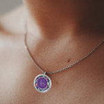 Collar Plateado Monograma de bonito azul morado<br><div class="desc">Bonito Azul Morado Florales Monograma Colocación Plata Colocación Necklace . El diseño tiene flores moradas azules sobre un fondo morado. Este hermoso collar plateado se puede personalizar cambiando el monograma y el nombre. Para cualquier personalización adicional ,  no dude en ponerse en contacto conmigo en mypaperlove2021@gmail.com</div>