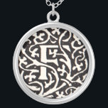 Collar Plateado Monograma de cosecha de vintage F Letra Art Nouvea<br><div class="desc">Letras Art Nouveau - Monogramas del Movimiento de Artes y Artesanías Esta carta F es un adorable monograma rebuscado creado en 1901, y publicado en un conjunto de libros. El monograma F está rodeado por un maravilloso patrón de vid dibujado a mano, muy en el estilo de los patrones art...</div>