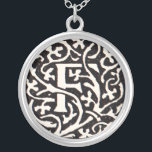 Collar Plateado Monograma de cosecha de vintage F Letra Art Nouvea<br><div class="desc">Letras Art Nouveau - Monogramas del Movimiento de Artes y Artesanías Esta carta F es un adorable monograma rebuscado creado en 1901, y publicado en un conjunto de libros. El monograma F está rodeado por un maravilloso patrón de vid dibujado a mano, muy en el estilo de los patrones art...</div>