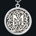 Collar Plateado Monograma de cosecha de vintage M Letra Art Nouvea<br><div class="desc">Cartas de Art Nouveau - Monogramas del Movimiento de Artes y Artesanías Esta carta M es un adorable monograma manipulado M creado en 1901, y publicado en un conjunto de libros. El monograma M está rodeado por un maravilloso patrón de vid dibujado a mano, muy en el estilo de los...</div>