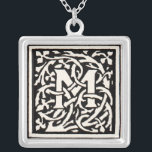 Collar Plateado Monograma de cosecha de vintage M Letra Art Nouvea<br><div class="desc">Cartas de Art Nouveau - Monogramas del Movimiento de Artes y Artesanías Esta carta M es un adorable monograma manipulado M creado en 1901, y publicado en un conjunto de libros. El monograma M está rodeado por un maravilloso patrón de vid dibujado a mano, muy en el estilo de los...</div>