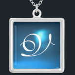 Collar Plateado Monograma de gema azul zafiro<br><div class="desc">Diseño elegante y único con piedra de piedra. Modelación y renderización de nodrizas muy precisas en el estudio 3D Max de Bulgan Lumini.Parte de la serie Hyper Talismans.</div>
