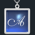 Collar Plateado Monograma de gema azul zafiro<br><div class="desc">Diseño elegante y único con piedra de piedra. Modelación y renderización de nodrizas muy precisas en el estudio 3D Max de Bulgan Lumini.Parte de la serie Hyper Talismans.</div>