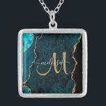 Collar Plateado Monograma del Personalizado de Agate Purpurina de<br><div class="desc">Este elegante neckalce personalizado cuenta con un verde azulado fondo de ágata acentuado con un falso purpurina de oro. Personalice su caligrafía de escritura manuscrita inicial en un monograma con su nombre anterior. Un regalo único para el cumpleaños, las vacaciones y cualquier ocasión especial. Diseñado sólo para ti por Extreme...</div>