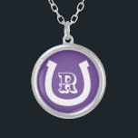 Collar Plateado Monograma del personalizado del logotipo del encan<br><div class="desc">Logotipo de encanto de la herradura de la suerte personalizado monograma regalo de collar plateado. Personaliza con texto,  número de suerte,  iniciales de nombre o monograma. Púrpura,  blanco o personalizado. Ideal para granjeros,  rancheros,  jinetes,  amantes de caballos,  etc.</div>
