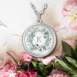 Collar Plateado Monograma Eucalyptus Greenery deja regalo para ell<br><div class="desc">Hermoso Eucalyptus Wreath Plata Monogramada o collar de plata esterlina. Añade tu inicial para personalizarlo. Hace un gran regalo de cumpleaños para cualquier mujer o para tu fiesta nupcial.</div>