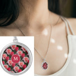 Collar Plateado Monograma floral de patrón de rosas rosas rosas y<br><div class="desc">Hermoso diseño floral colorido. Este diseño se ve bien en cualquier producto. ⭐ PERSONALIZAR esta plantilla con su obra de arte. ⭐ EDITAR más para realizar más cambios. ⭐ TRANSFERIR este diseño a cualquier producto. Visita todas mis tiendas en bit.ly/SandyspiderStores (cortar y pegar).</div>