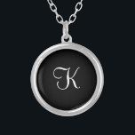 Collar Plateado Monograma inicial blanco negro Minimalista dásela<br><div class="desc">Monograma este minimalista collar de plata blanca y negra como regalo para ella. Ideal para regalos de cumpleaños,  regalos de dama de honor,  regalos de fiesta de boda.</div>