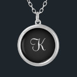 Collar Plateado Monograma inicial blanco negro Minimalista dásela<br><div class="desc">Monograma este minimalista collar de plata blanca y negra como regalo para ella. Ideal para regalos de cumpleaños,  regalos de dama de honor,  regalos de fiesta de boda.</div>