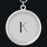 Collar Plateado Monograma inicial elegante Minimalista gris negro<br><div class="desc">Un regalo para ella. Un collar inicial monogramado que es elegante en su sencillez. Plata,  o plato plateado,  Gris y Negro. Cambie el inicial para personalizar para su destinatario.</div>