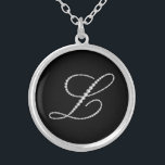 Collar Plateado Monograma L de diamantes blancos<br><div class="desc">Los elegantes diamantes blancos imprimen la letra anexa L. Hay más cartas disponibles,  pero se pueden solicitar por correo electrónico.</div>