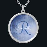 Collar Plateado Monograma Nombre color azul blanco color de agua t<br><div class="desc">Collar de color plata azul y blanco monogramado. Añade tu nombre y tu inicial. Hace un gran regalo de novia para las damas de honor,  un gran regalo de cumpleaños para ella,  o cualquier ocasión en la que ella quiera este collar de cestas.</div>