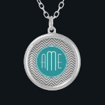 Collar Plateado Monograma Personalizado de Chevrons de Carbón verd<br><div class="desc">Azul y gris - Un audaz diseño art decó en colores frescos y alegres. Si necesita ajustar los monogramas,  haga clic en el botón personalizar y realice cambios.</div>