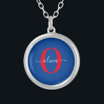 Collar Plateado Monograma personalizado Nombre de guión Azul Blanc<br><div class="desc">Este elegante monograma y el elegante diseño del nombre de la escritura se pueden dar como regalo para un cumpleaños, boda, ducha de novia, aniversario, Día de la Madre o cualquier ocasión. Se puede personalizar con el nombre y la inicial de la persona. Puede cambiar el tipo de letra, el...</div>