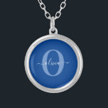 Collar Plateado Monograma personalizado Nombre de guión Azul Blanc<br><div class="desc">Este elegante monograma y el elegante diseño del nombre de la escritura se pueden dar como regalo para un cumpleaños, boda, ducha de novia, aniversario, Día de la Madre o cualquier ocasión. Se puede personalizar con el nombre y la inicial de la persona. Puede cambiar el tipo de letra, el...</div>