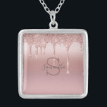 Collar Plateado Monograma Rosa Oro Purpurina Drin Nombre rosa<br><div class="desc">Un rosa purpurina de oro que se llevaba un collar de nombres monogramado para ella. Éstos hacen grandes regalos de fiesta de novias. Vea nuestros otros productos en la colección Rosa Gold Dripping Purpurina.</div>