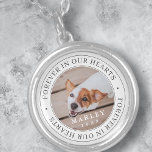 Collar Plateado Monumento a mascotas Para Siempre En Nuestro Coraz<br><div class="desc">Este diseño simple y clásico está compuesto por tipografía de la síspera y agrega una foto personalizado. "Para siempre en nuestros corazones"</div>