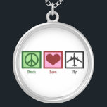 Collar Plateado Mosca del amor de la paz<br><div class="desc">Un signo de la paz,  corazón,  y un aeroplano. Esto es un regalo lindo para un piloto,  un asistente de vuelo,  o alguien que tiene gusto de viajar.</div>