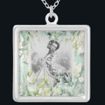 Collar Plateado Mujer de la era georgiana con flores y diseño de h<br><div class="desc">Eleva tu estilo con nuestro exquisito collar de arte georgiano en una impresionante paleta azul y plateado. Esta obra única combina la gracia y la elegancia del retrato de la era georgiana con un toque contemporáneo, creando una obra de arte viable. El intrincado diseño de collage capta la belleza intemporal...</div>