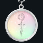 Collar Plateado *~* Mujer de masaje - Luna Sun Nirvana Yoga Reiki<br><div class="desc">Collar Espiritual Espiritual de Nueva Era, Plata Plantada. * La energía realzada muy apacible suave COSMIC Ethereal Sagrado Símbolo de Geometría que representa el camino a la Ilustración y Nirvana. Notará que este diseño puede comunicarse con usted a un nivel muy profundo. El fondo tiene una textura purpurina brillante de...</div>