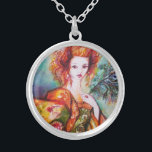COLLAR PLATEADO MUJER ROMÁNTICA CON PESO DE PELO DE PELO<br><div class="desc">Pintura contemporánea original de acuarela con Relieve metalizado dorado y colores irrisorios en verde claro,  naranja amarillo,  verde azulado,  turquesa,  blanco. Elegante,  hermosa y sofisticada morena,  telas doradas espumosas rojas y verdes de un traje barroco con plumas de pavo real. Pintura de Bulgan Lumini (c).</div>