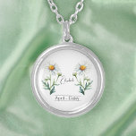 Collar Plateado Nacimiento Mes Flor April Daisy<br><div class="desc">Flor de mes de nacimiento Collar de Daisy de abril con un ilustracion de una flor de margarita. Debajo de la flor, el nombre está escrito en una elegante fuente de escritura. Debajo del nombre, se indica "April - Daisy", indicando que el mes de nacimiento es abril y que la...</div>