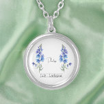 Collar Plateado Nacimiento Mes Flor Julio Larkspur<br><div class="desc">Flor de mes de nacimiento Julio collar de larkspur con un ilustracion de una flor de larkspur. Debajo de la flor, el nombre está escrito en una elegante fuente de escritura. Debajo del nombre, se indica "Julio - Larkspur", que indica que el mes de nacimiento de la dueña es julio...</div>