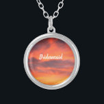 Collar Plateado Naranja del cielo del atardecer de la dama de hono<br><div class="desc">Impreso con arte abstracto del cielo atardecer con plantilla de texto para "Bridesmaid"! Esto hace un hermoso regalo o un favor de fiesta para las damas de honor. Puedes cambiar el texto si lo deseas, si quieres regalarle esto a alguien que no sea una dama de honor, como un chica...</div>