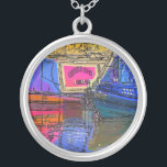 COLLAR PLATEADO NARROWBOATS<br><div class="desc">Los barcos del canal, conocidos en el Reino Unido como barcos estrechos, se utilizaron originalmente para transportar mercancías por todo el país. Ahora se utilizan principalmente para el ocio y atraen a personas de todo el mundo para disfrutar de nuestro campo rural. Estos barcos parecen muy bonitos con sus camarotes...</div>