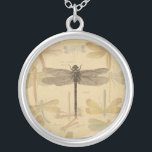 Collar Plateado Naturaleza clásica de la época de la libélula<br><div class="desc">Viejo Dragonfly Antique imagen de una libélula - Esta pequeña libélula dulce es una imagen antigua de una hermosa libélula,  dibujada en blanco y negro,  con un fondo de suaves libélulas coloridas contra el papel antiguo.</div>