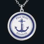 Collar Plateado Nautical First Mate Blue Anchor Personalizado<br><div class="desc">Este collar de temática náutica cuenta con un ancla en el centro con un borde de cuerda y un borde azul marino. El texto "First Mate" (Primer Destino) es un nombre que usted puede personalizar.</div>