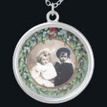 COLLAR PLATEADO NAVIDADES CRUZADOS CON MISTLETAS, PLANTILLA DE FOT<br><div class="desc">Diseño elegante a partir de una reelaboración vintage.</div>