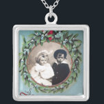 COLLAR PLATEADO NAVIDADES CRUZADOS CON MISTLETAS, PLANTILLA DE FOT<br><div class="desc">Diseño elegante a partir de una reelaboración vintage.</div>