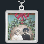 COLLAR PLATEADO NAVIDADES CRUZADOS CON MISTLETAS, PLANTILLA DE FOT<br><div class="desc">Diseño elegante a partir de una reelaboración vintage.</div>