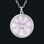 Collar Plateado Niña Boda de la flor Purple Daisy<br><div class="desc">El collar de las chicas Bodas de la bonito Morple Daisy Flower Flower Girl hace un regalo único y personalizado de boda de sake para tu chica de flor. O, si lo desea, cambie el texto para crear un regalo de dama de honor. Este bonito y contemporáneo collar de bodas...</div>