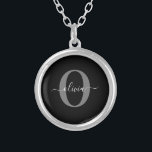 Collar Plateado Nombre de guión de monograma personalizado Gris bl<br><div class="desc">Este elegante monograma y el elegante diseño del nombre de la escritura se pueden dar como regalo para un cumpleaños, boda, ducha de novia, aniversario, Día de la Madre o cualquier ocasión. Se puede personalizar con el nombre y la inicial de la persona. Puede cambiar el tipo de letra, el...</div>