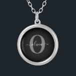 Collar Plateado Nombre de guión de monograma personalizado Gris bl<br><div class="desc">Este elegante monograma y el elegante diseño del nombre de la escritura se pueden dar como regalo para un cumpleaños, boda, ducha de novia, aniversario, Día de la Madre o cualquier ocasión. Se puede personalizar con el nombre y la inicial de la persona. Puede cambiar el tipo de letra, el...</div>