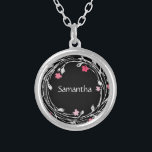 Collar Plateado Nombre del Monograma Color blanco Blanco Rosado Ro<br><div class="desc">Collar Monogramado Personalizado Negro,  Blanco,  Rojo Rosa Floral Wreath Plateado Colocado En El Collar. Un gran regalo para las damas de honor o para cualquier mujer.</div>