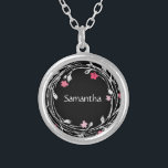 Collar Plateado Nombre del Monograma Color blanco Blanco Rosado Ro<br><div class="desc">Collar Monogramado Personalizado Negro,  Blanco,  Rojo Rosa Floral Wreath Plateado Colocado En El Collar. Un gran regalo para las damas de honor o para cualquier mujer.</div>