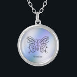Collar Plateado Nombre del monograma de la mariposa azul púrpura H<br><div class="desc">Una elegante tinta negra abre mariposa sobre un fondo holográfico azul púrpura. Su nombre está escrito debajo en una letra lúgubre.</div>