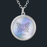 Collar Plateado Nombre del monograma de la mariposa azul púrpura H<br><div class="desc">Una elegante tinta negra abre mariposa sobre un fondo holográfico azul púrpura. Su nombre está escrito debajo en una letra lúgubre.</div>