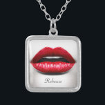 Collar Plateado Nombre elegante del monograma de la belleza retra<br><div class="desc">Diseño único y personalizado del nombre elegante del monograma de la belleza retra roja de los labios - para usted.</div>