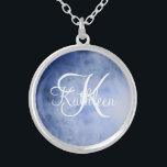 Collar Plateado Nombre inicial de color azul blanco monogramado<br><div class="desc">Collar o cesta de plata color azul y blanco monogramado Esto sería un gran regalo para las damas de honor o un gran regalo para cualquier mujer.</div>