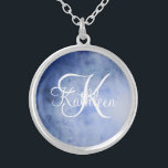 Collar Plateado Nombre inicial de color azul blanco monogramado<br><div class="desc">Collar o cesta de plata color azul y blanco monogramado Esto sería un gran regalo para las damas de honor o un gran regalo para cualquier mujer.</div>