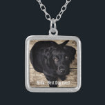 Collar Plateado Nombre negro personalizado de la foto del perro<br><div class="desc">Personalice este recuerdo con la su foto del perro o del perrito y el nombre (o la otra foto del mascota o de la persona/el nombre). El texto lee el "mejor perro nunca" o añade su propio texto - amamos Bella (el nombre del perro), el cumpleaños del perro o el...</div>